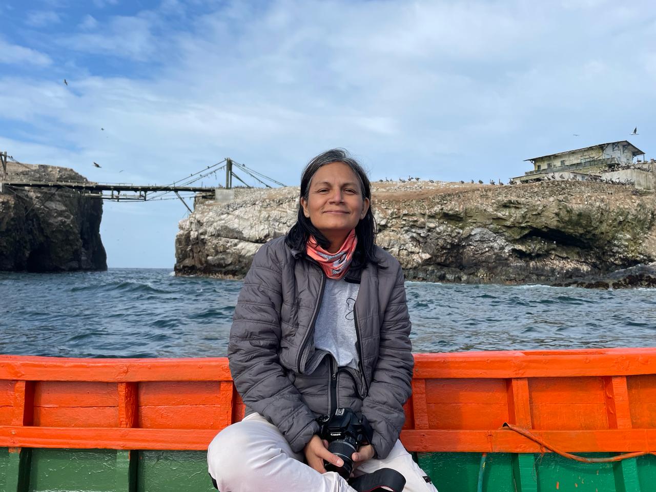 Investigadora Liliana Ayala en la actividad de conteo de pingüinos